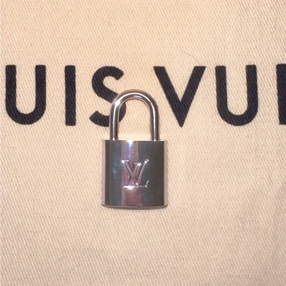 New Louis Vuitton Silver Lock and Key with COA #315 3 pc - Picture 5 of 8